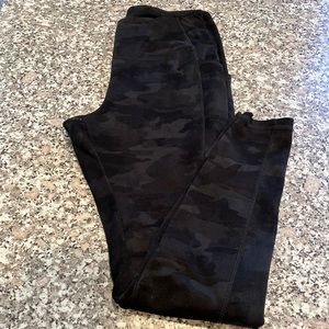 Danskin camo black leggings, SMALL athletic pants EUC 2 side pockets